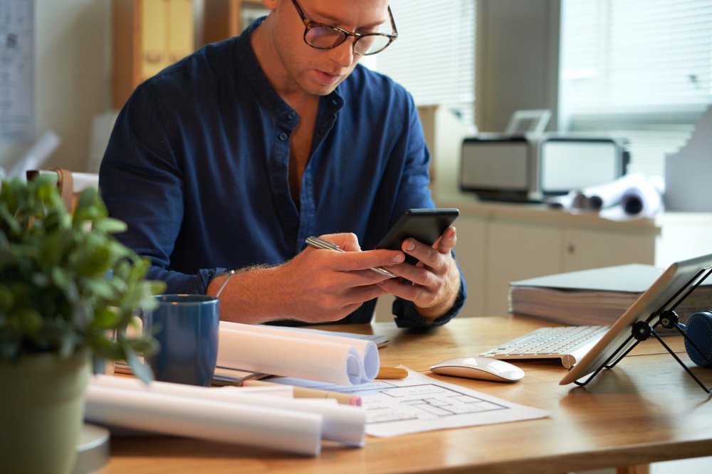 Bookkeeping for tradies using mobile phone .